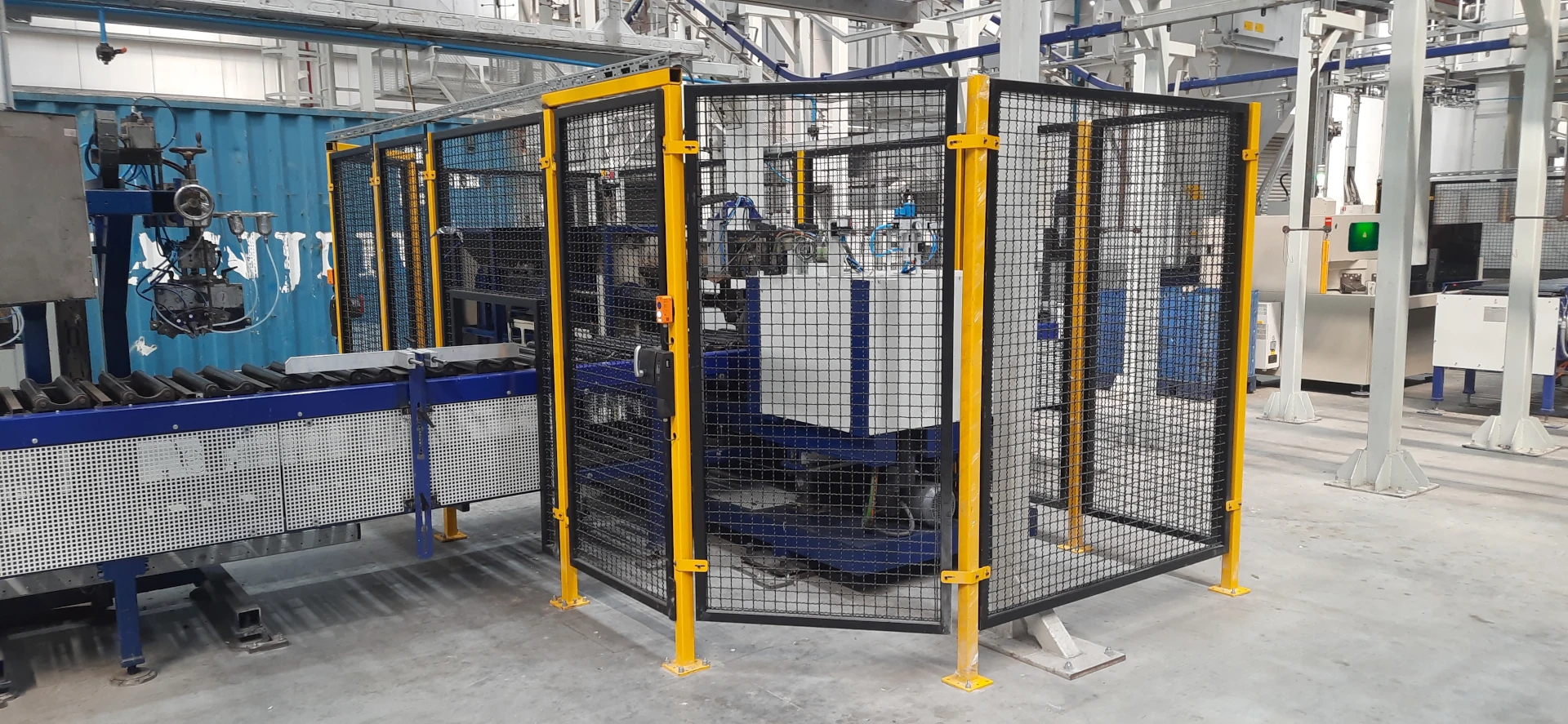 Calandra industrial: exemplo de proteção perimetral e cerca de segurança conforme NR-12